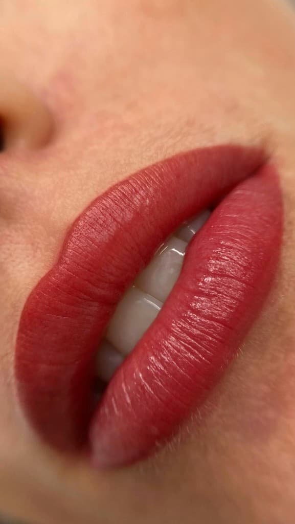 Sopracciglia Effetto Polvere & Eyeliner